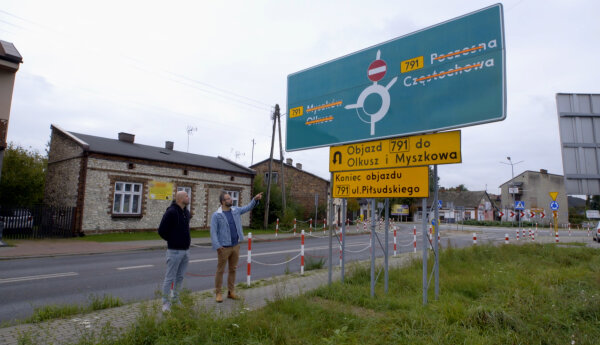 Droga donikąd i barierki chroniące płot