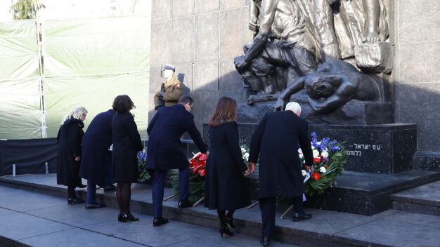 Morawiecki, Pence, Netanjahu złożyli wieńce przed Pomnikiem Bohaterów Getta